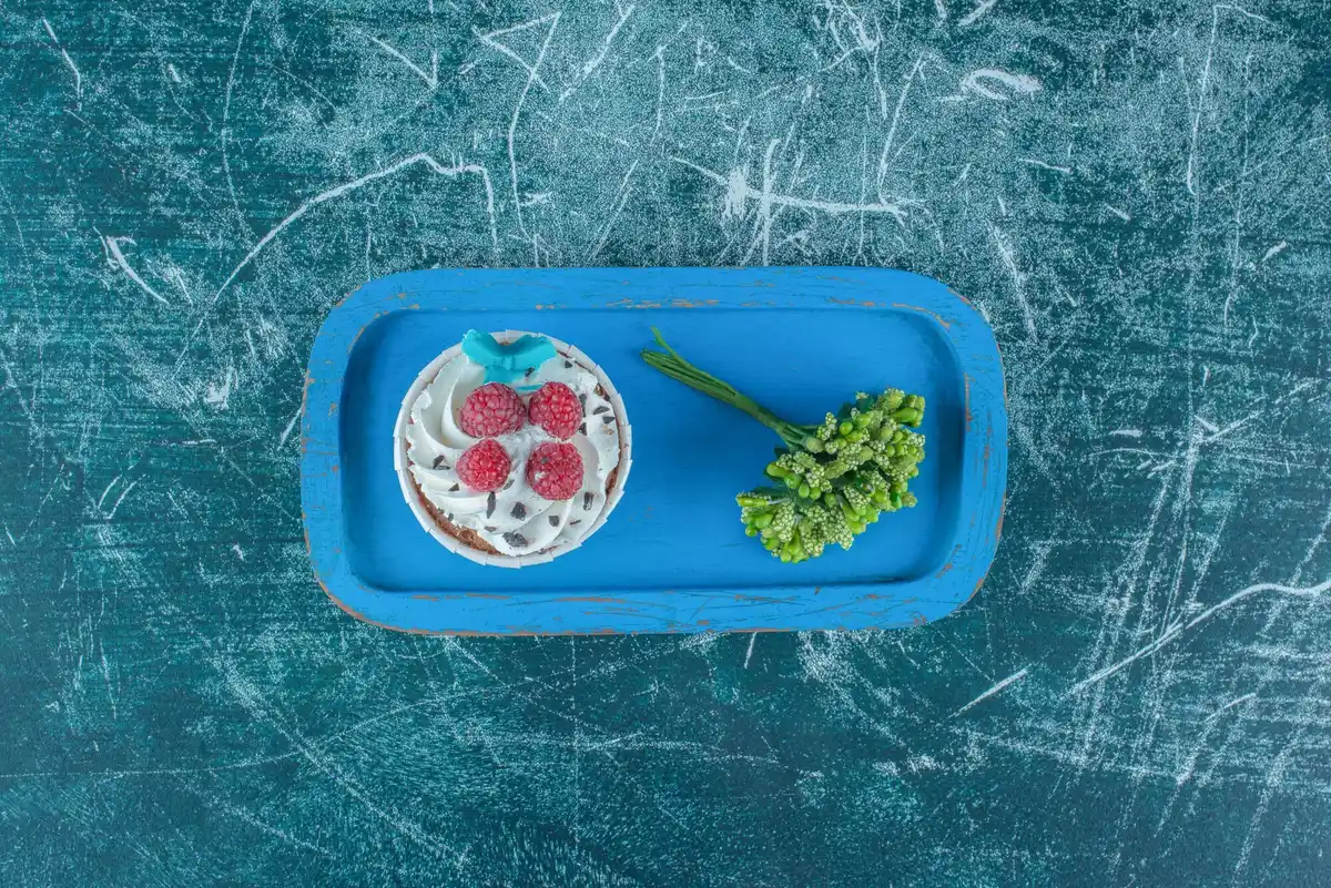 Freezing fresh berries on a baking tray for long-term storage