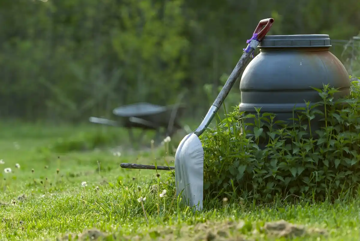 electric lawn mower with battery green grass