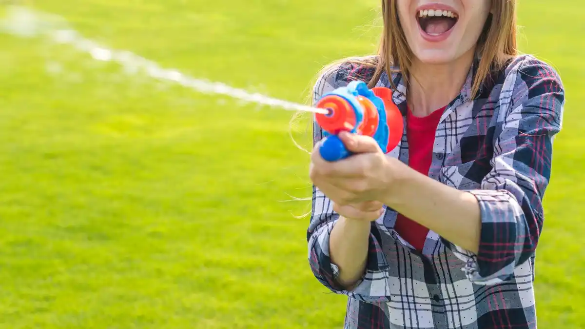 lawn watering mistakes dry grass
