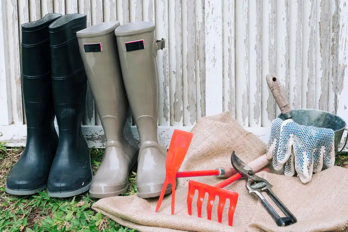 rusty gardening tools cheap broken tools