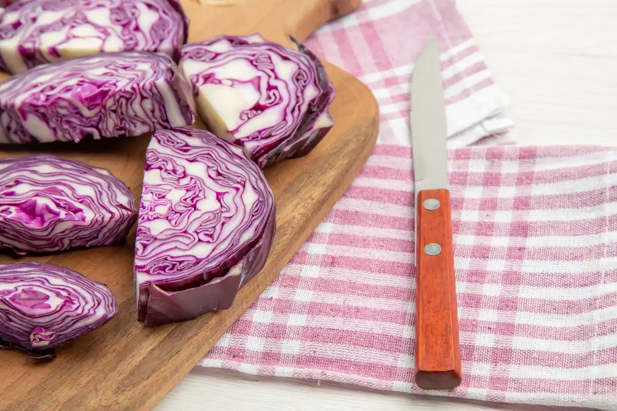 kitchen storage fresh lettuce with paper towel