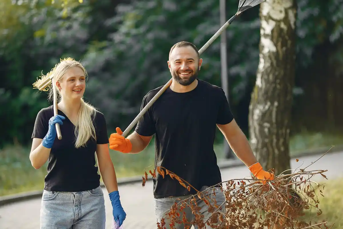 Dutch ergonomic garden shovel in use