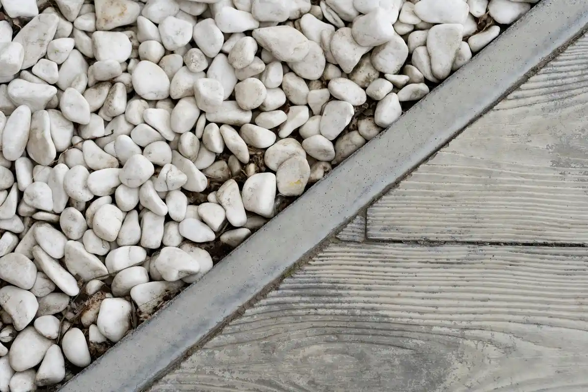 minimalistische strakke tuin met grassen en stenen